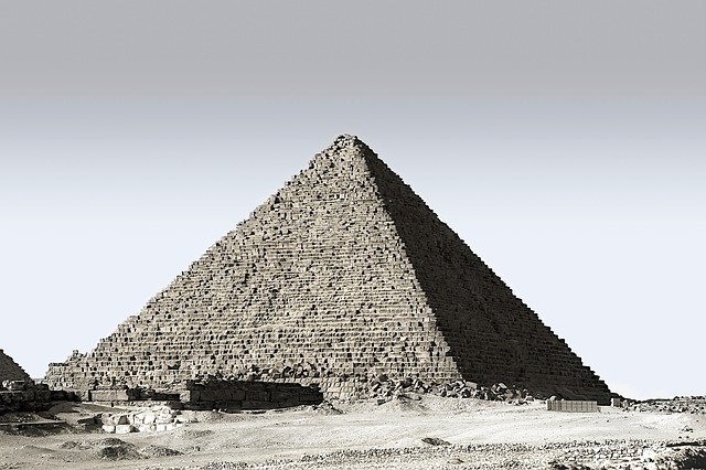 Μεγάλες Πυραμίδες της Γκίζας απολυμαίνονται στην Αίγυπτο