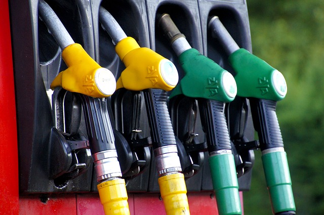 Οι εταιρείες καυσίμων απαιτούν να παγώσουν τις τιμές της βενζίνης